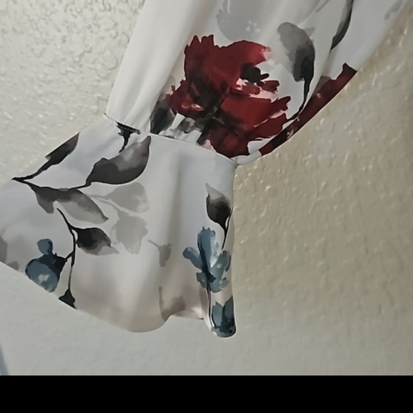 White House Black Market Floral V-neck Bell Sleeve Blouse - Picture 5 of 7